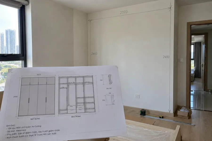 Bản vẽ được đối chiếu với vị trí lắp đặt thực tế để xử lý sai lệch trước khi gia công.