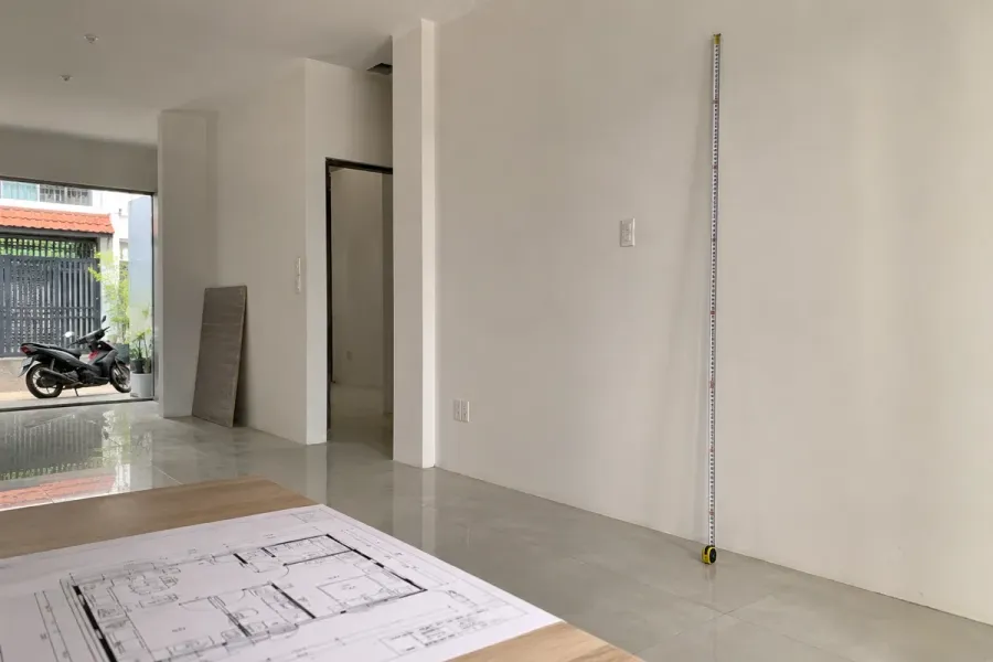 Kích thước trên bản vẽ cần được đối chiếu với hiện trạng trước khi sản xuất nội thất.