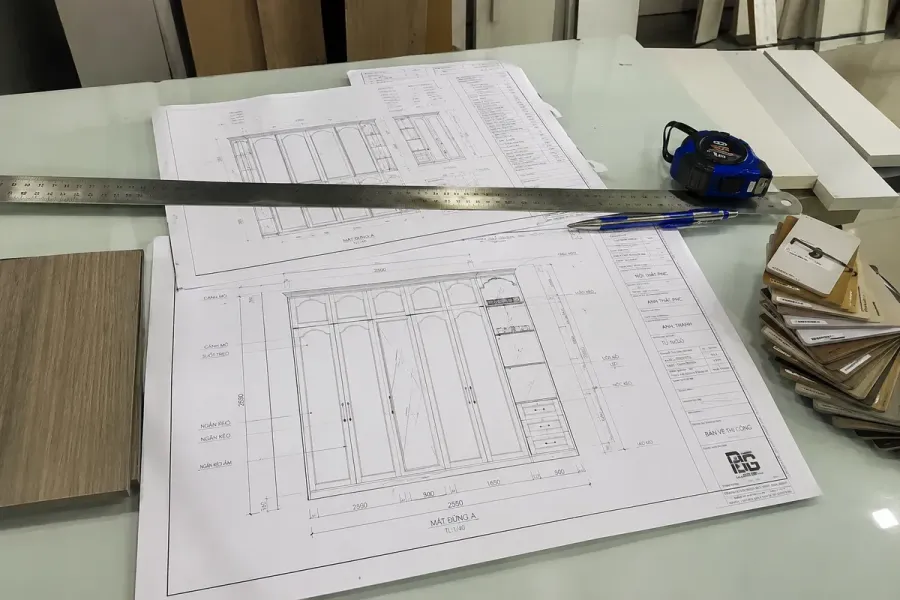 Bản vẽ được kiểm tra trước khi sản xuất để xác định kích thước, vật liệu và cấu tạo.