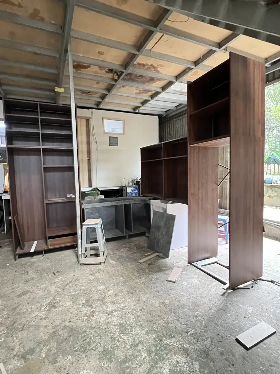 Tủ bếp được lắp thử và kiểm tra các chi tiết trước khi đóng gói, vận chuyển đến công trình.