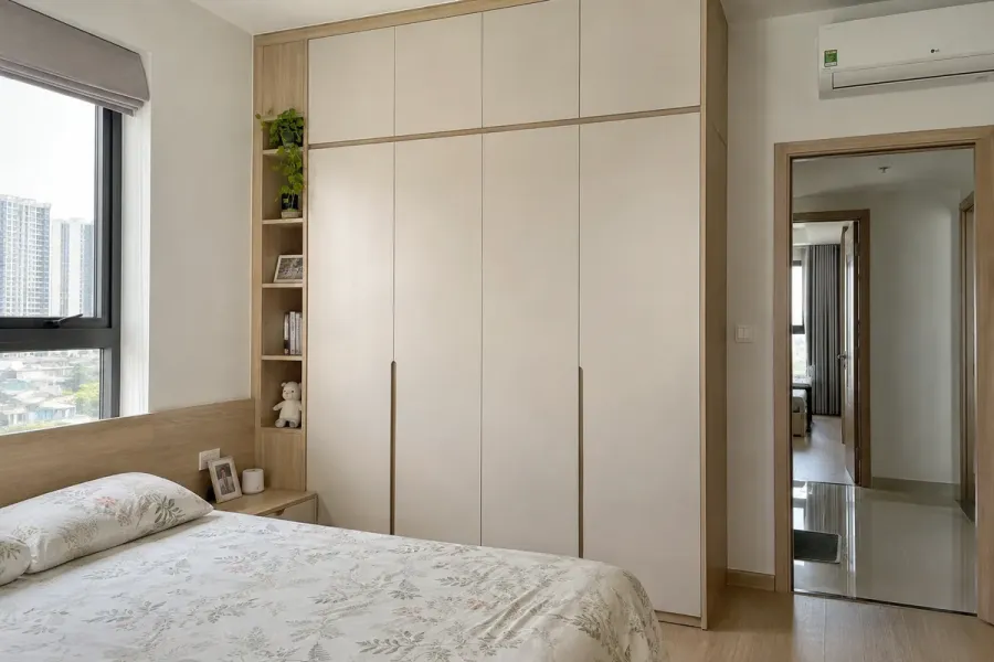 Tủ quần áo được thi công dựa trên bản vẽ có sẵn và hoàn thiện phù hợp với không gian thực tế.