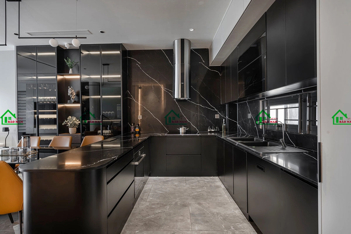 Mẫu tủ bếp chữ U màu đen tối giản