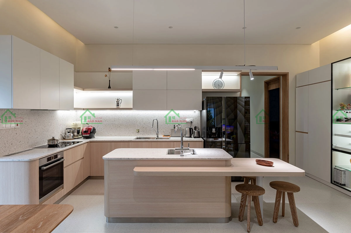 Mẫu tủ bếp có bàn đảo, tích hợp đa năng