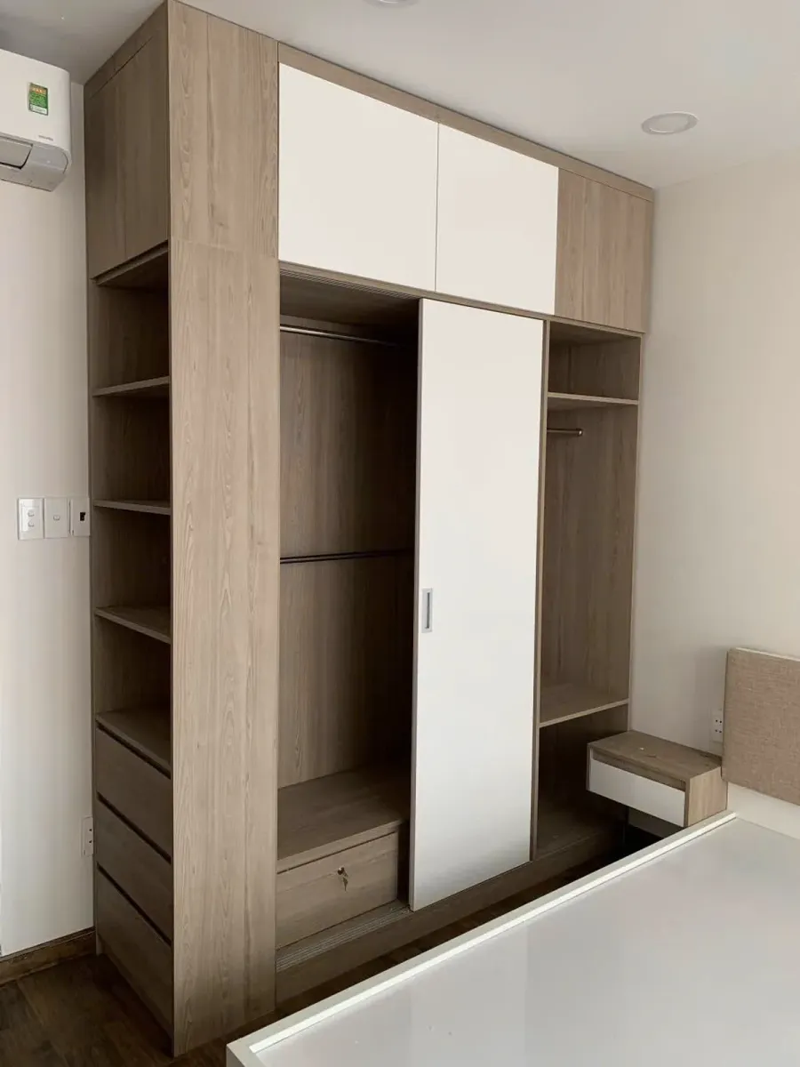 Khoang treo, kệ và ngăn kéo được bố trí theo khoảng mở thực tế của hệ cửa trượt.
