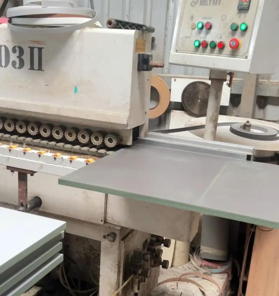 Cắt ván, xử lý cạnh và chuẩn bị liên kết là những công đoạn quan trọng khi gia công tủ quần áo gỗ công nghiệp.