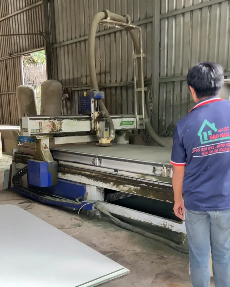 Cắt ván theo danh sách kích thước đã thống nhất là bước chuẩn bị quan trọng trước khi dán cạnh và lắp ráp module.