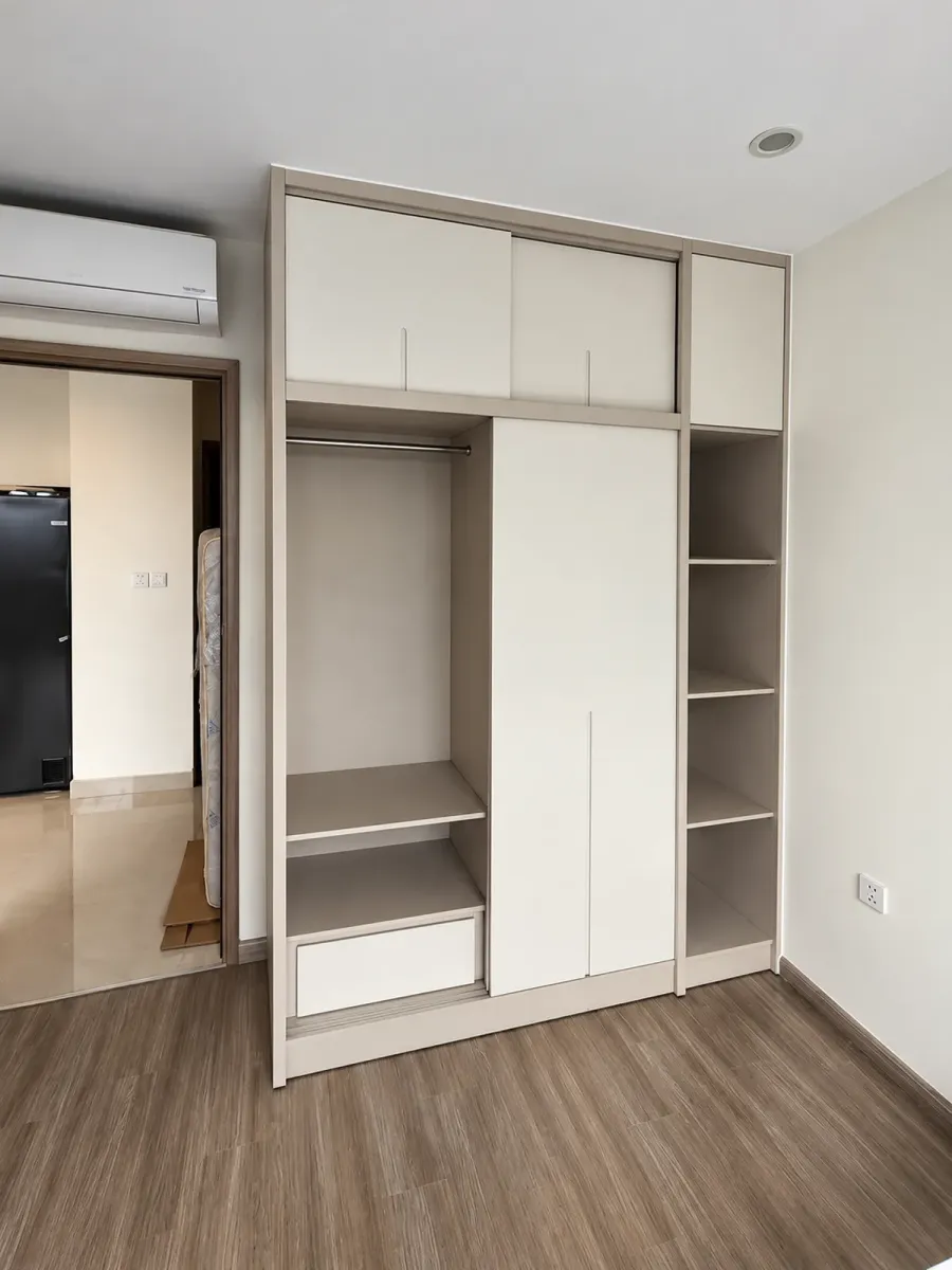 Tủ cửa lùa giúp hạn chế khoảng trống cần thiết để mở cánh trong phòng ngủ.