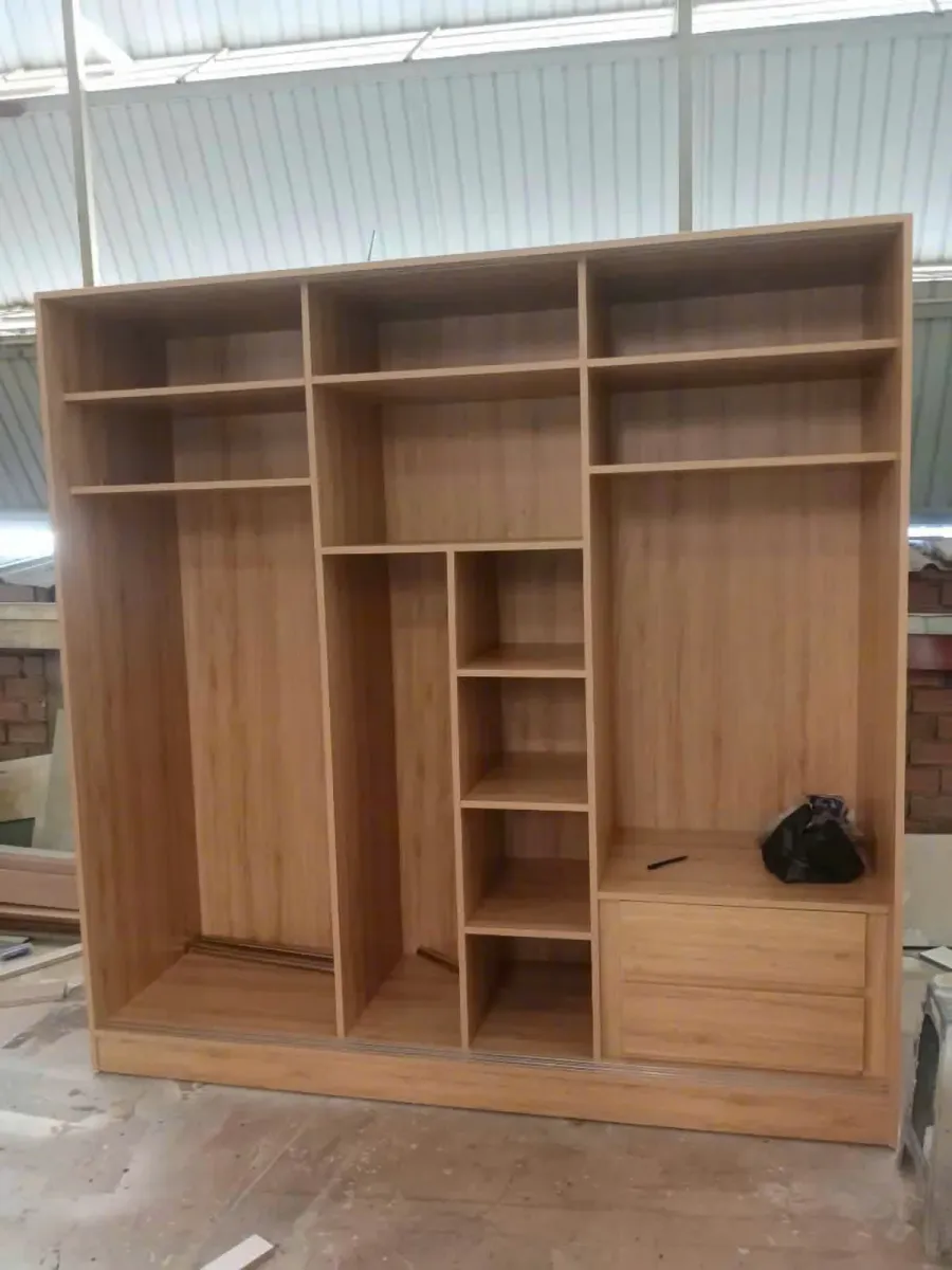 Cách chia khoang được thiết kế dựa trên loại quần áo và nhu cầu lưu trữ thực tế.