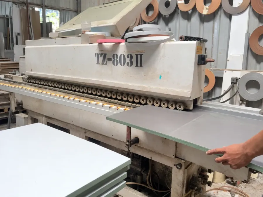 Dán cạnh là một công đoạn ảnh hưởng đến độ hoàn thiện của tấm ván, đặc biệt tại những vị trí dễ quan sát hoặc thường xuyên tiếp xúc.