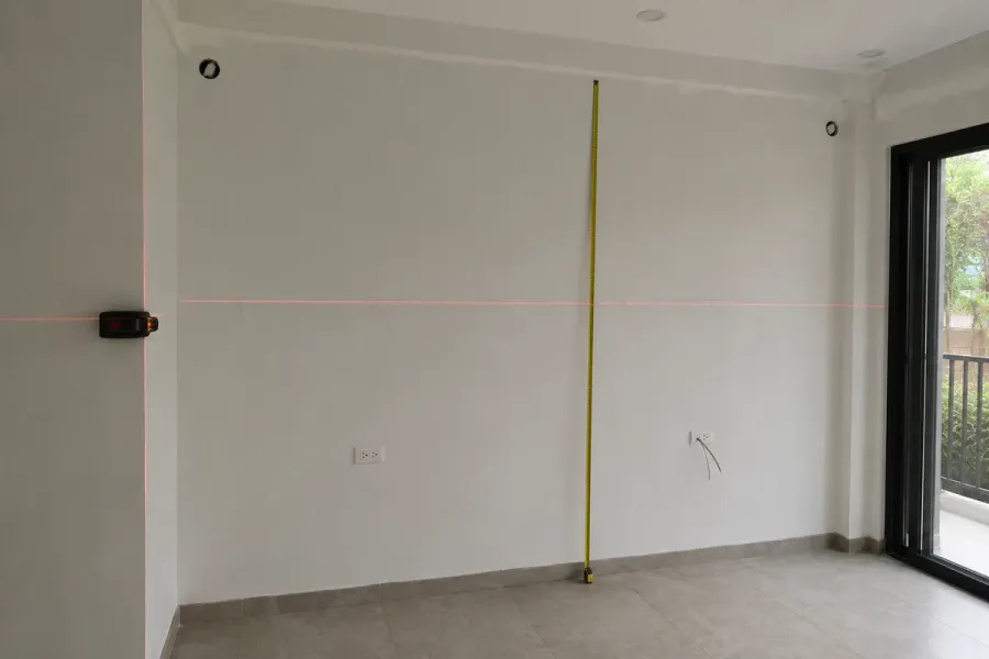 Đo đạc thực tế giúp xác nhận kích thước trước khi đưa nội thất vào sản xuất.