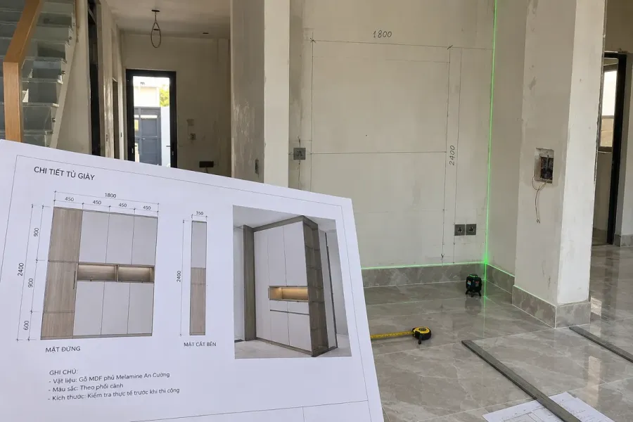 Đối chiếu bản vẽ với hiện trạng giúp phát hiện sai lệch kích thước và vị trí trước khi sản xuất nội thất.