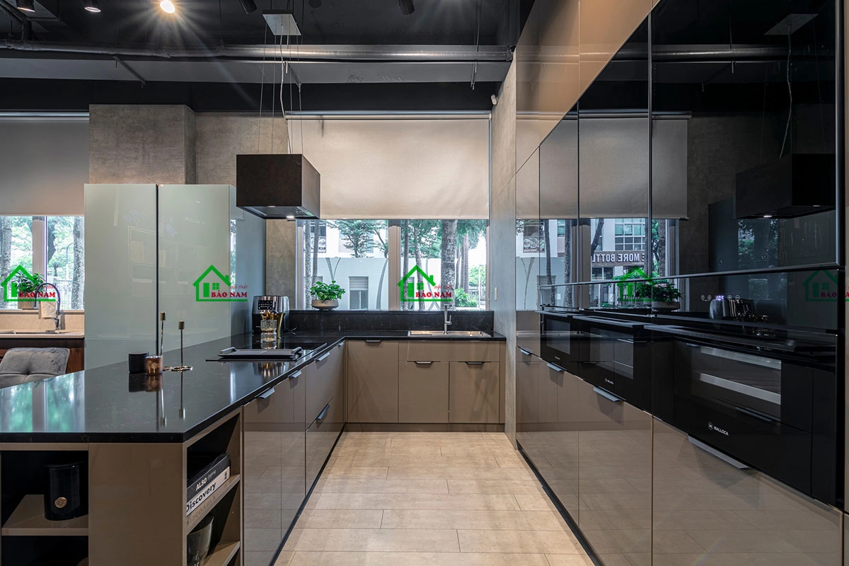 Mẫu tủ bếp chữ U acrylic màu nâu bóng gương