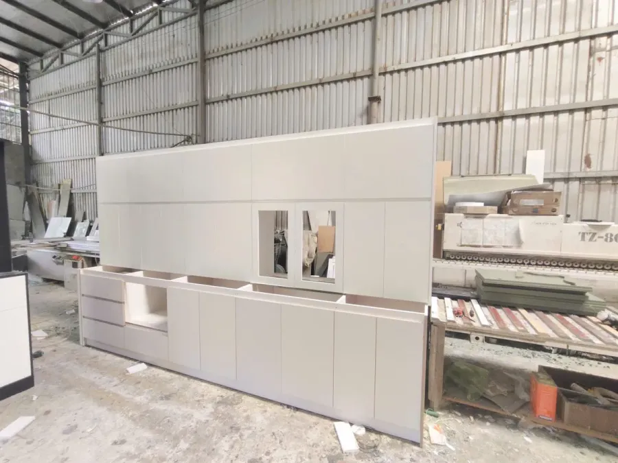 Gia công theo module giúp thuận tiện kiểm tra các chi tiết trước khi vận chuyển và lắp đặt hệ tủ bếp tại công trình.