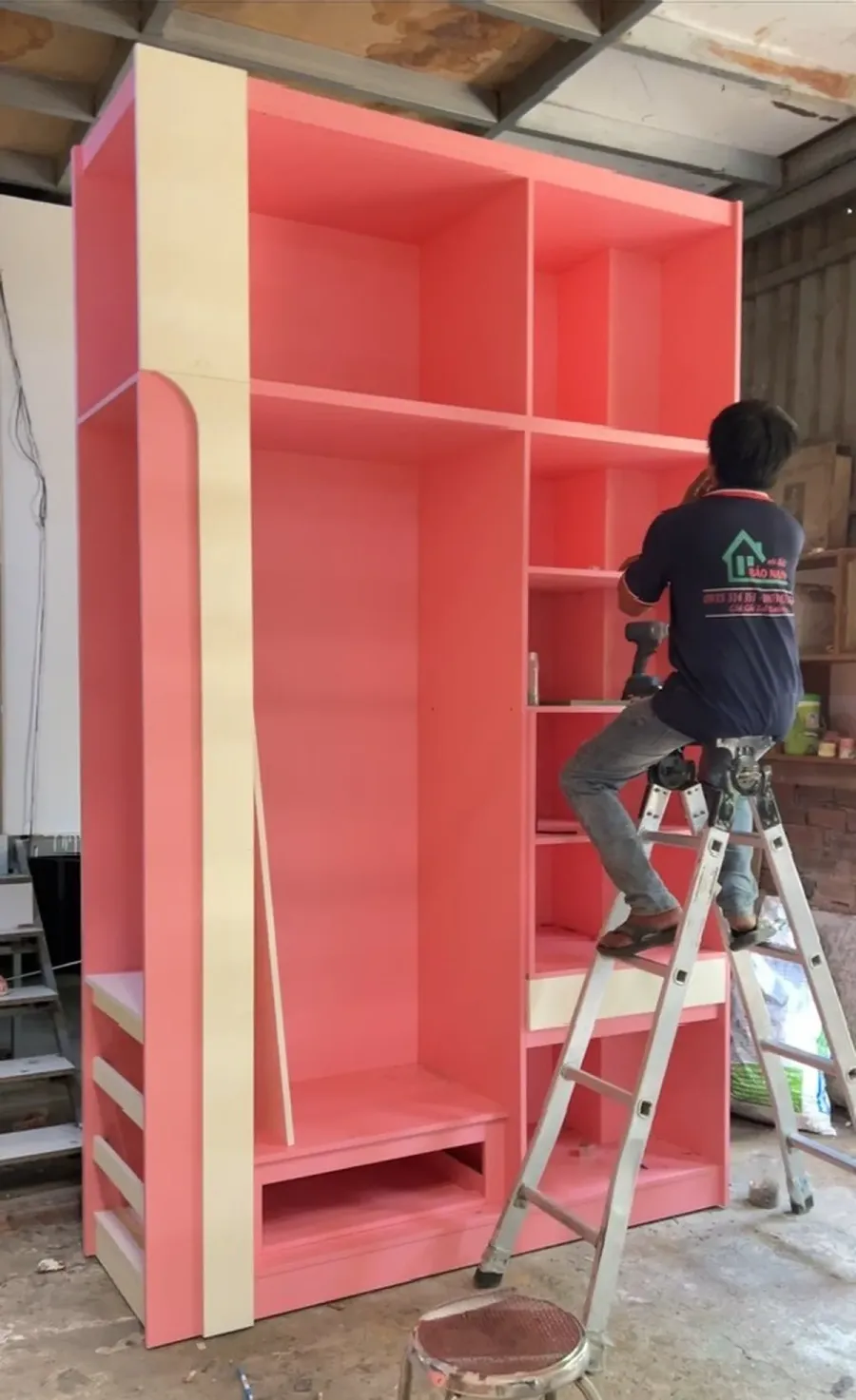 Các chi tiết thùng tủ, đợt kệ và module được chuẩn bị theo kích thước đã thống nhất.