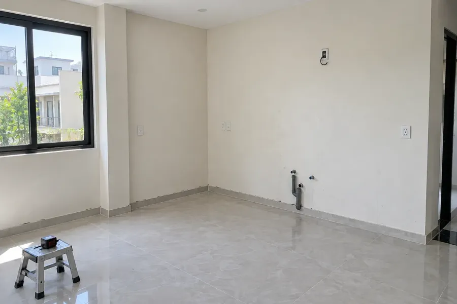 Hiện trạng khu vực bếp cần được kiểm tra trước khi quyết định kích thước, bố cục và các vị trí kỹ thuật của hệ tủ.