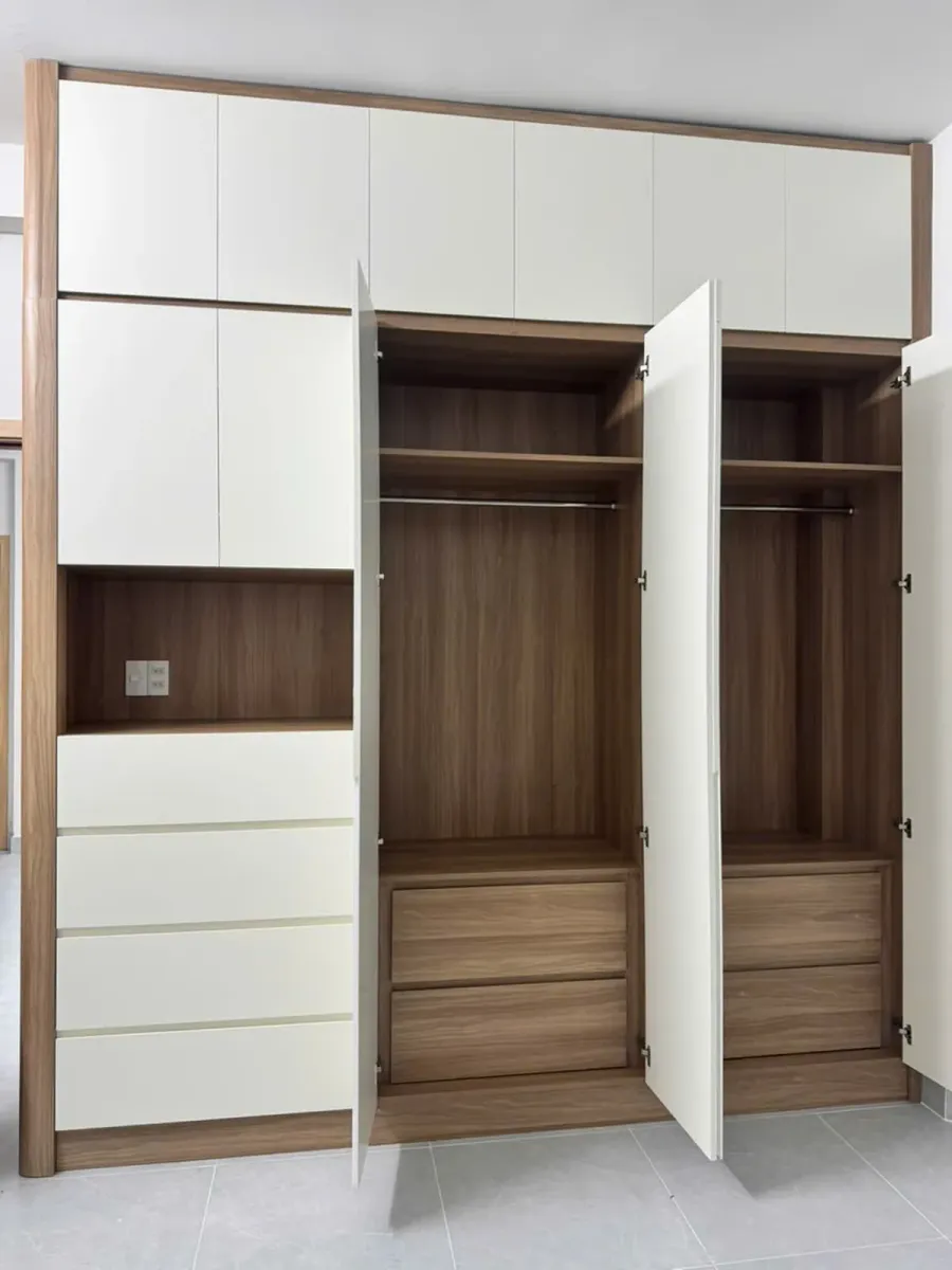 Kiểm tra thao tác đóng mở cánh, ngăn kéo và cách sử dụng các khoang trước khi bàn giao.