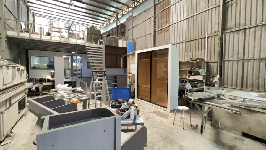Những hạng mục như tủ tivi và tủ giày cần kiểm tra cả công năng, độ hoàn thiện bề mặt và vị trí lắp đặt thực tế.