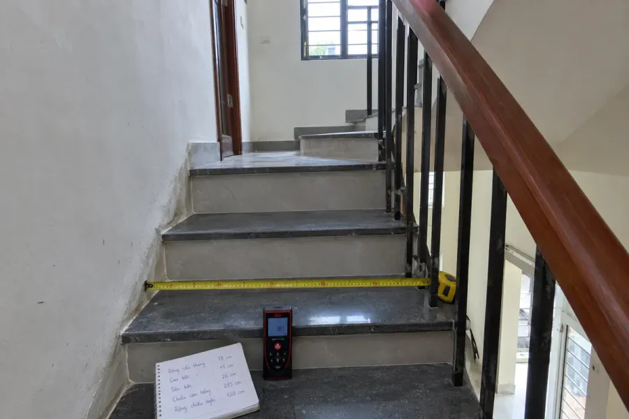 Cầu thang, cửa và chiếu nghỉ cần được kiểm tra trước khi quyết định kích thước module đưa lên các tầng.