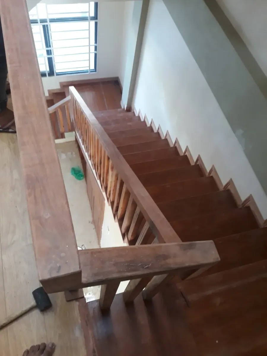 Chiều rộng cầu thang, chiếu nghỉ và góc đổi hướng ảnh hưởng trực tiếp đến kích thước module có thể vận chuyển lên tầng.