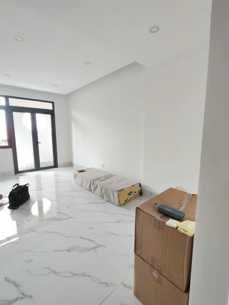 Đo đạc hiện trạng căn hộ giúp xác định kích thước và phương án thi công phù hợp trước khi gia công tại xưởng.