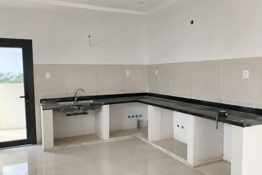 Khảo sát và đo đạc hiện trạng là bước quan trọng trước khi thiết kế và sản xuất tủ bếp.