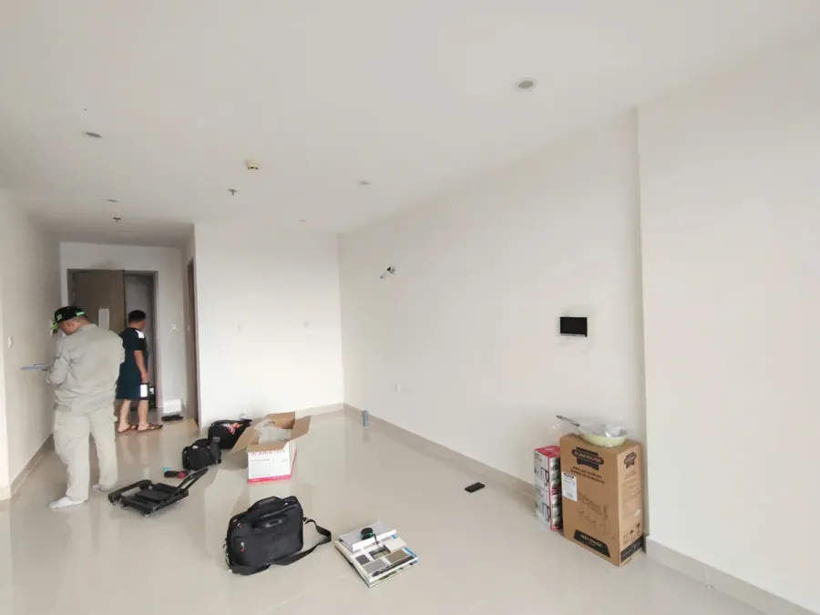 Đo đạc hiện trạng căn hộ trước khi chốt kích thước sản xuất giúp phát hiện những điểm khác biệt so với bản vẽ.