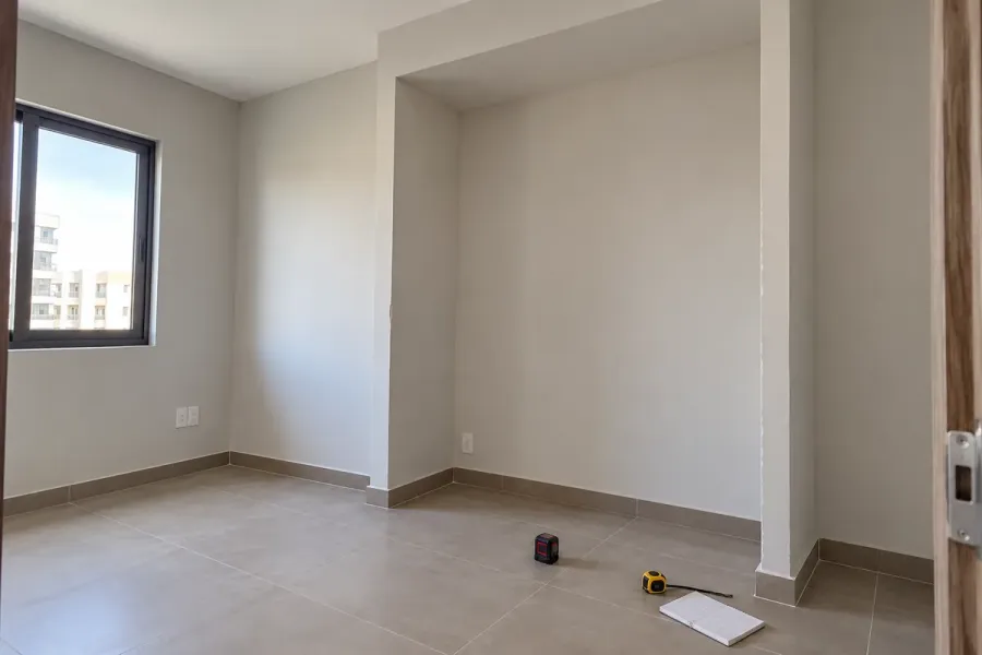 Hốc tường cần được đo nhiều vị trí trước khi chốt kích thước sản xuất tủ.