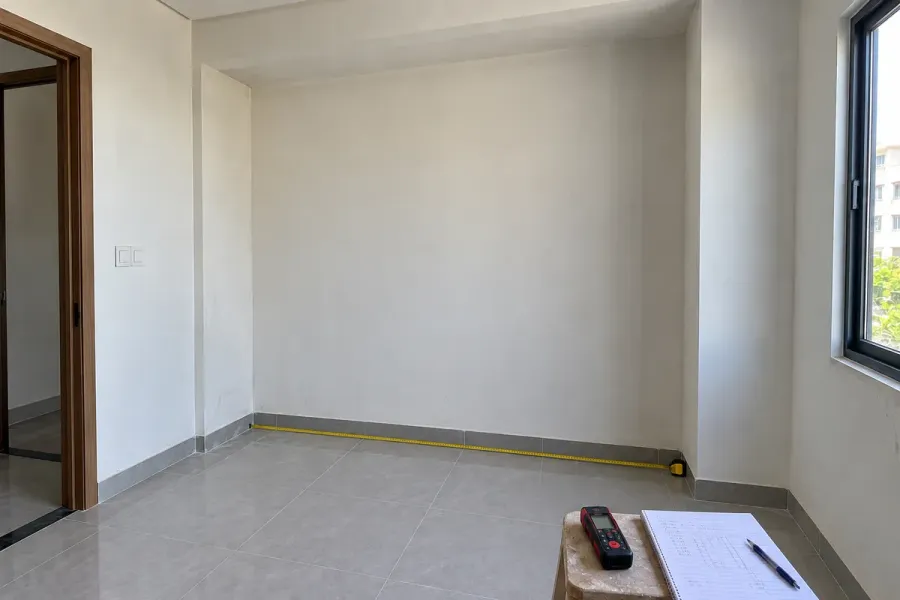 Hốc tường cần được đo tại nhiều vị trí trước khi quyết định kích thước phủ bì và khoảng chừa lắp đặt.