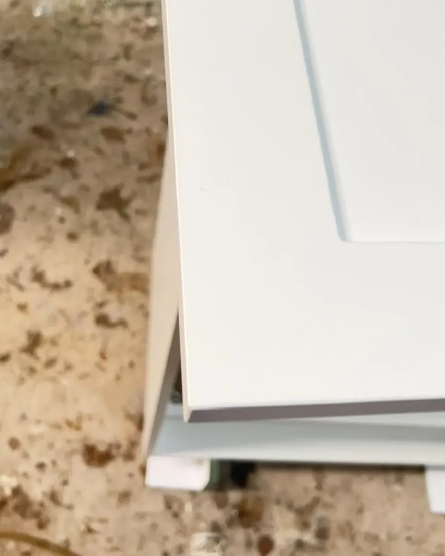 Kiểm tra vật liệu và độ hoàn thiện cạnh trước khi lắp ráp giúp phát hiện những sai lệch ngay tại công đoạn gia công.