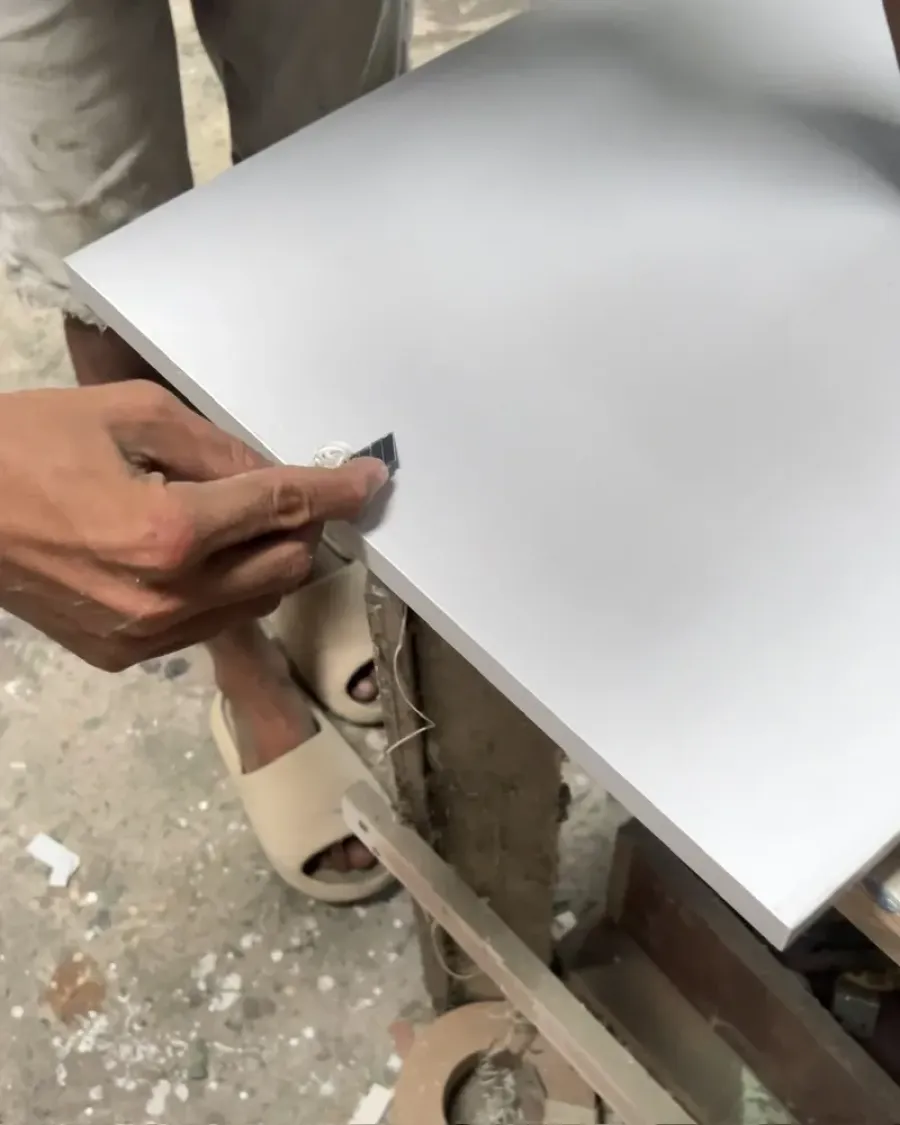Kiểm tra bề mặt cánh tủ, chỉ cạnh và vị trí gia công trước khi vận chuyển đến công trình