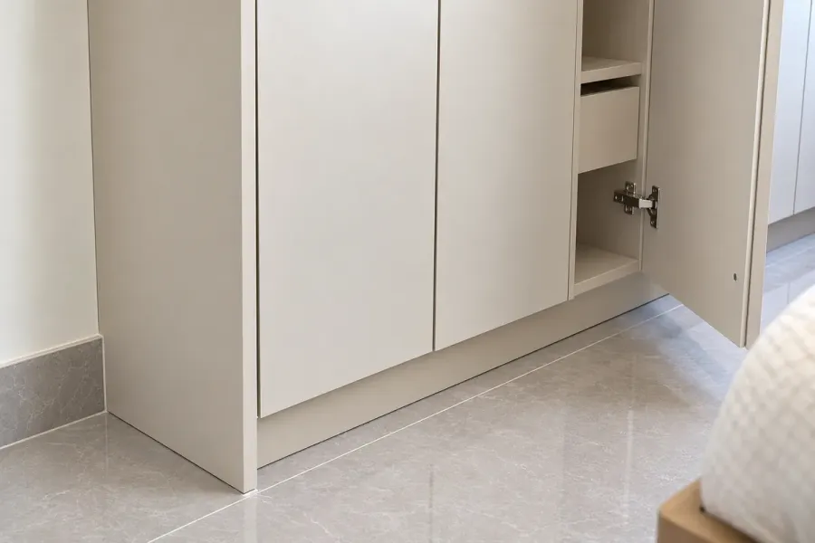Kiểm tra khe cánh, tiếp giáp sàn và tường là bước cần thiết để đánh giá chất lượng hoàn thiện tại vị trí lắp đặt.
