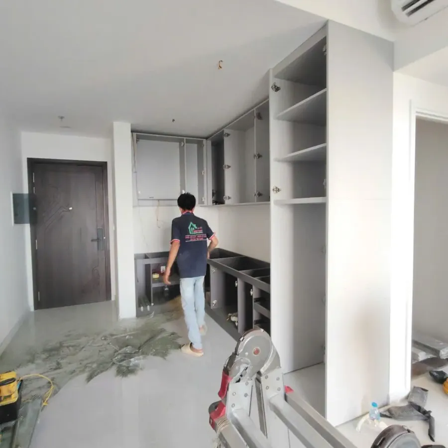 Tủ được lắp đặt và căn chỉnh tại công trình để đảm bảo khớp với mặt bằng thực tế.