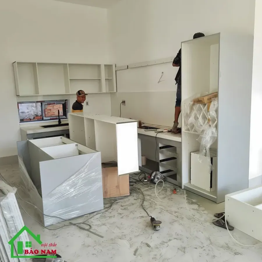 Kiểm tra khe cánh, bản lề và ngăn kéo của hệ tủ bếp gỗ công nghiệp sau khi lắp ráp
