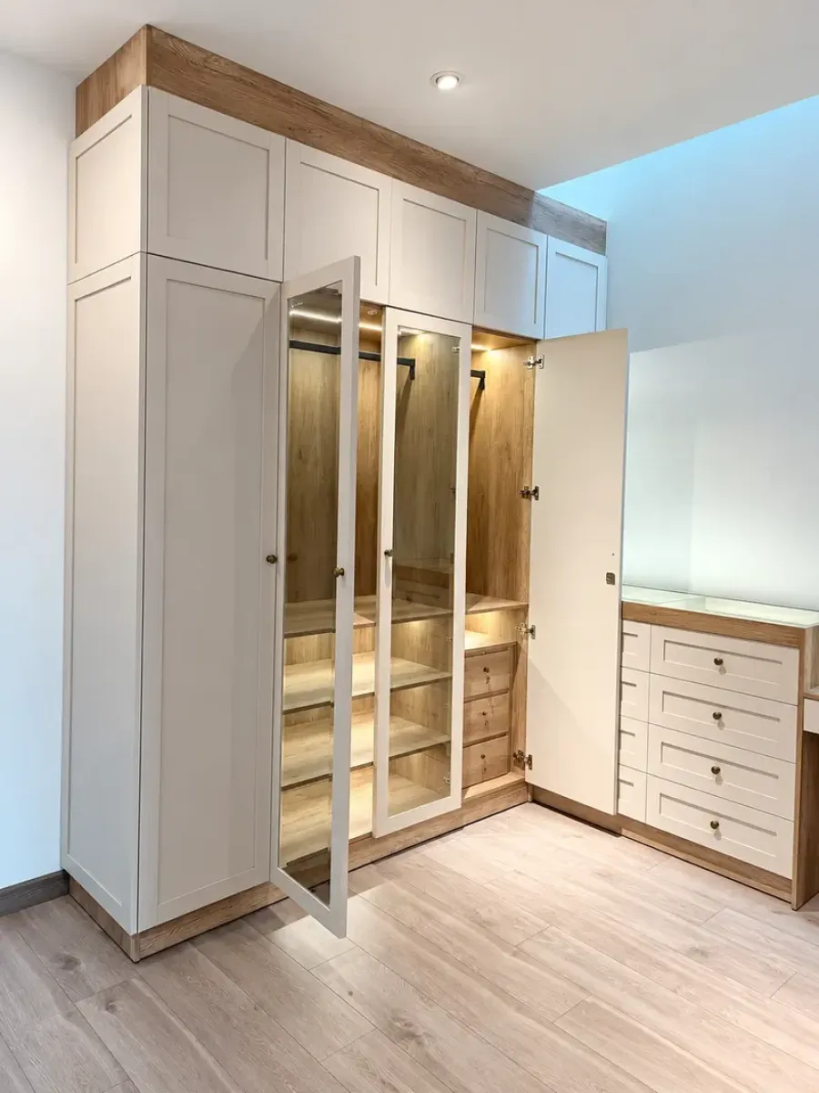 Kiểm tra hoạt động của cánh tủ, ngăn kéo và phụ kiện sau lắp đặt.