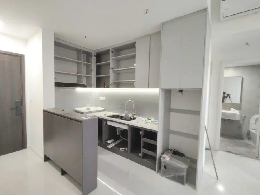 Lắp đặt và căn chỉnh các hạng mục tại căn hộ, kiểm tra vị trí tiếp giáp và khả năng sử dụng trước khi bàn giao.