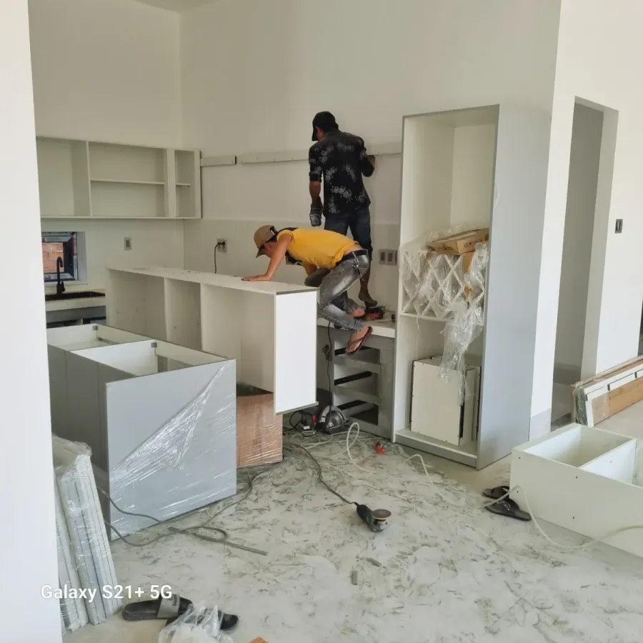 Nội thất được vận chuyển và lắp đặt theo từng khu vực, đảm bảo đúng vị trí và kích thước thực tế.