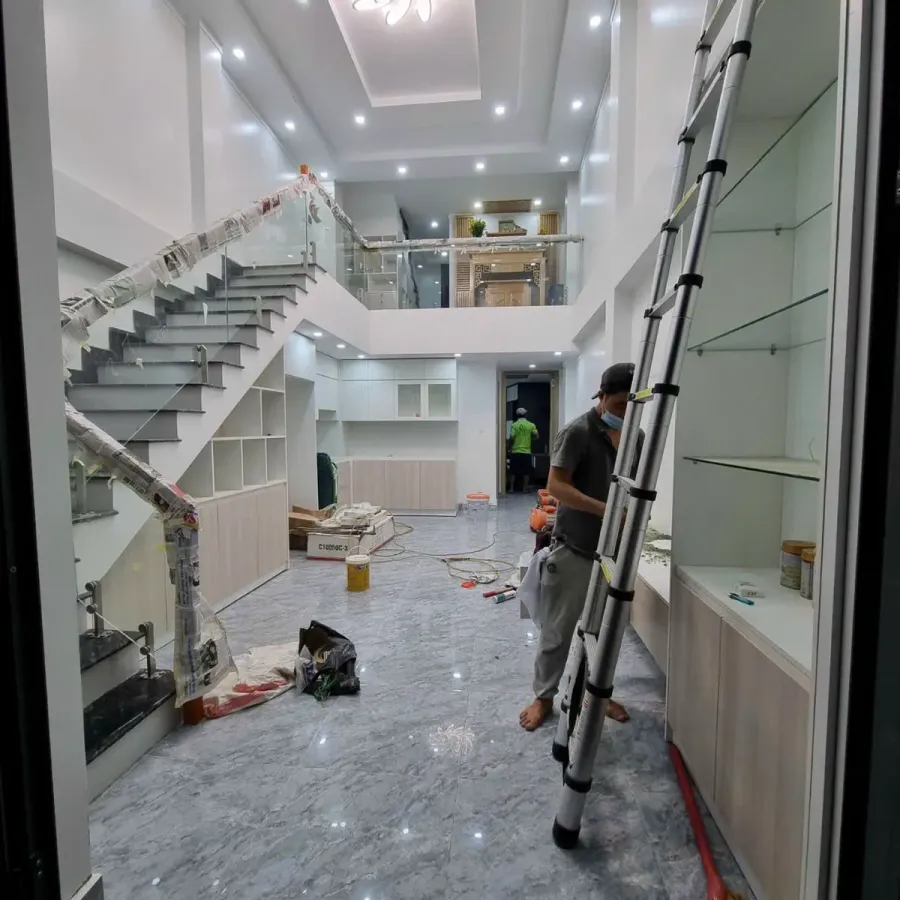 Việc vận chuyển và lắp đặt cần được tổ chức theo từng tầng để phù hợp với mặt bằng thực tế của nhà phố.