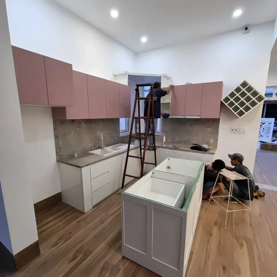 Hệ tủ được lắp đặt và căn chỉnh trực tiếp tại công trình theo thiết kế đã thống nhất.