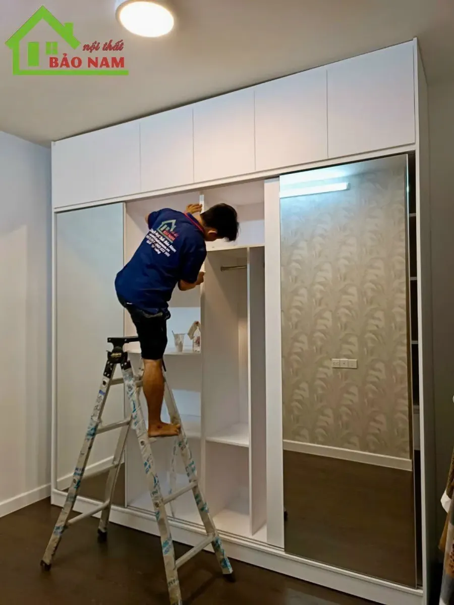 Tủ quần áo được lắp đặt và căn chỉnh trực tiếp theo kích thước thực tế của phòng ngủ.