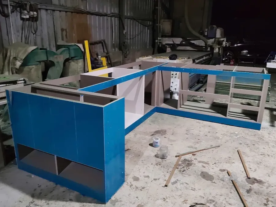Chia tủ bếp thành các module giúp thuận tiện kiểm tra, vận chuyển và liên kết tại khu vực bếp của nhà phố.