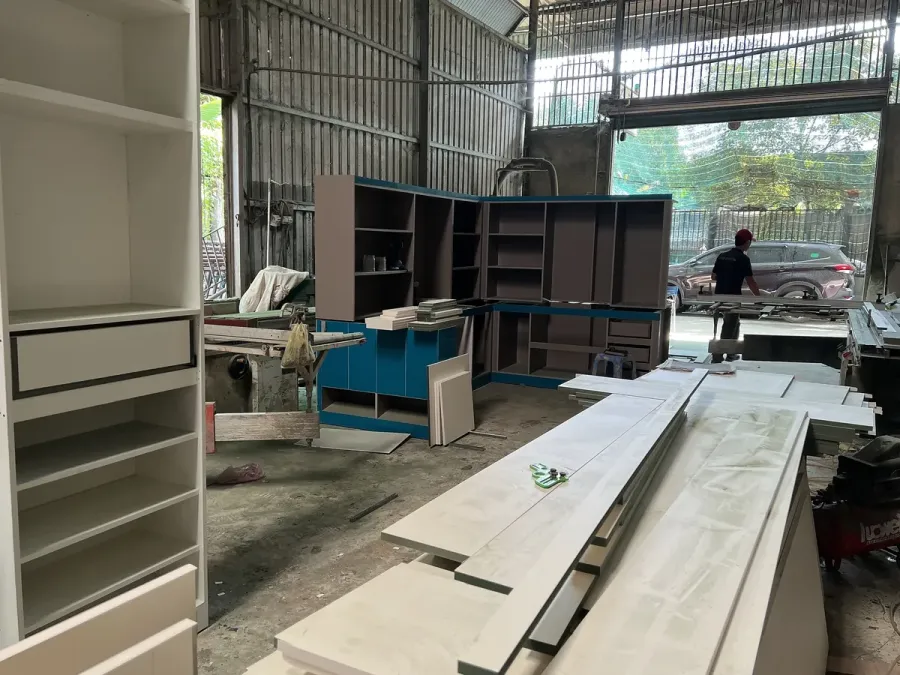 Tủ bếp được chia thành các khoang chức năng để thuận tiện kiểm tra, vận chuyển và liên kết khi lắp đặt tại căn hộ.