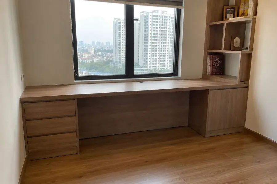 Mẫu bàn làm việc được hoàn thiện và lắp đặt thực tế tại công trình.