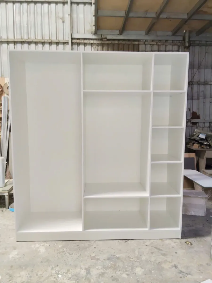 Mỗi cấu hình tủ quần áo có yêu cầu riêng về cánh, phụ kiện và cách chia module khi gia công.