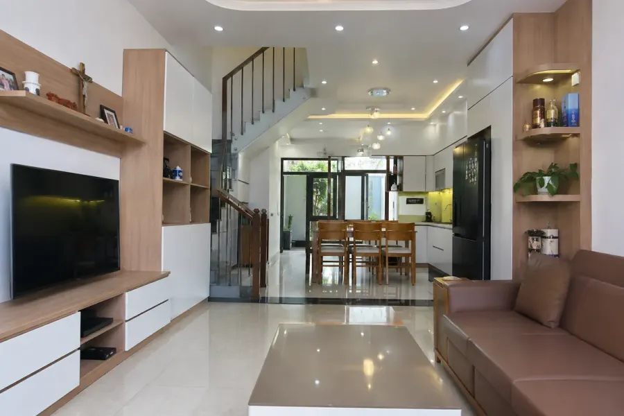Các khu vực trong nhà phố được phối hợp về vật liệu, màu sắc và kiểu dáng để tạo tổng thể thống nhất.
