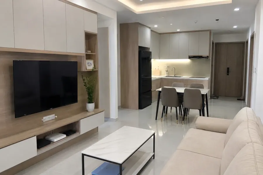 Phòng khách và bếp được thi công đồng bộ giúp không gian liên thông có sự thống nhất về màu sắc và vật liệu.
