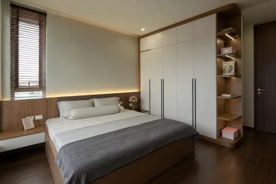 Phòng ngủ được bố trí đầy đủ nội thất cần thiết nhưng vẫn đảm bảo khoảng sử dụng.