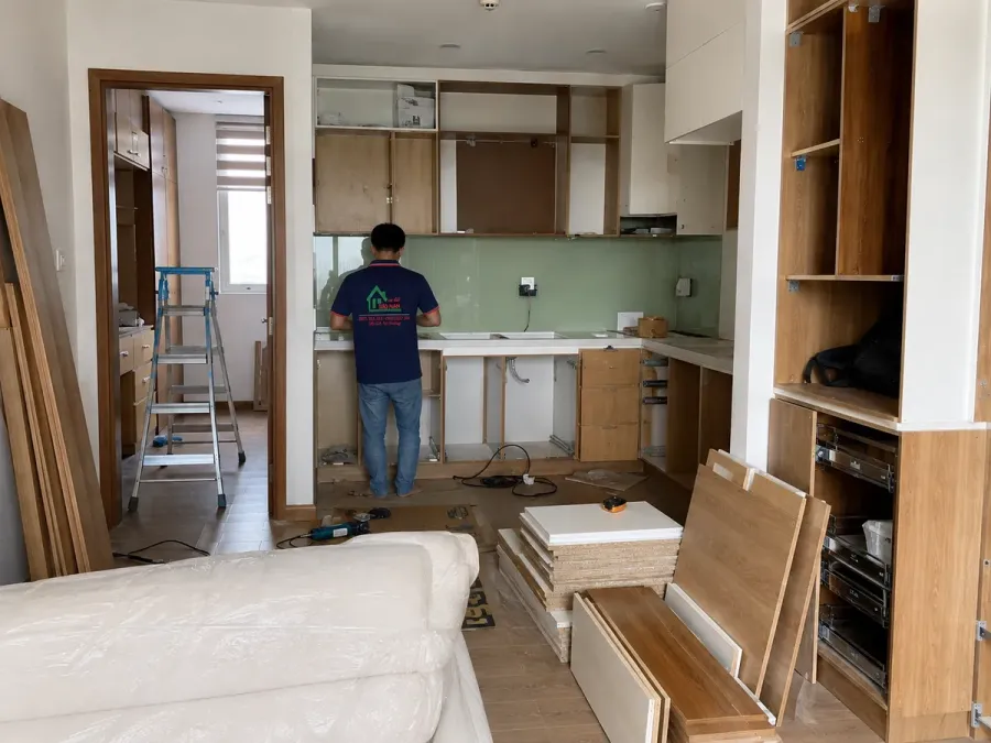 Quy trình thi công được triển khai từ khảo sát, thiết kế và báo giá đến sản xuất, lắp đặt và nghiệm thu.