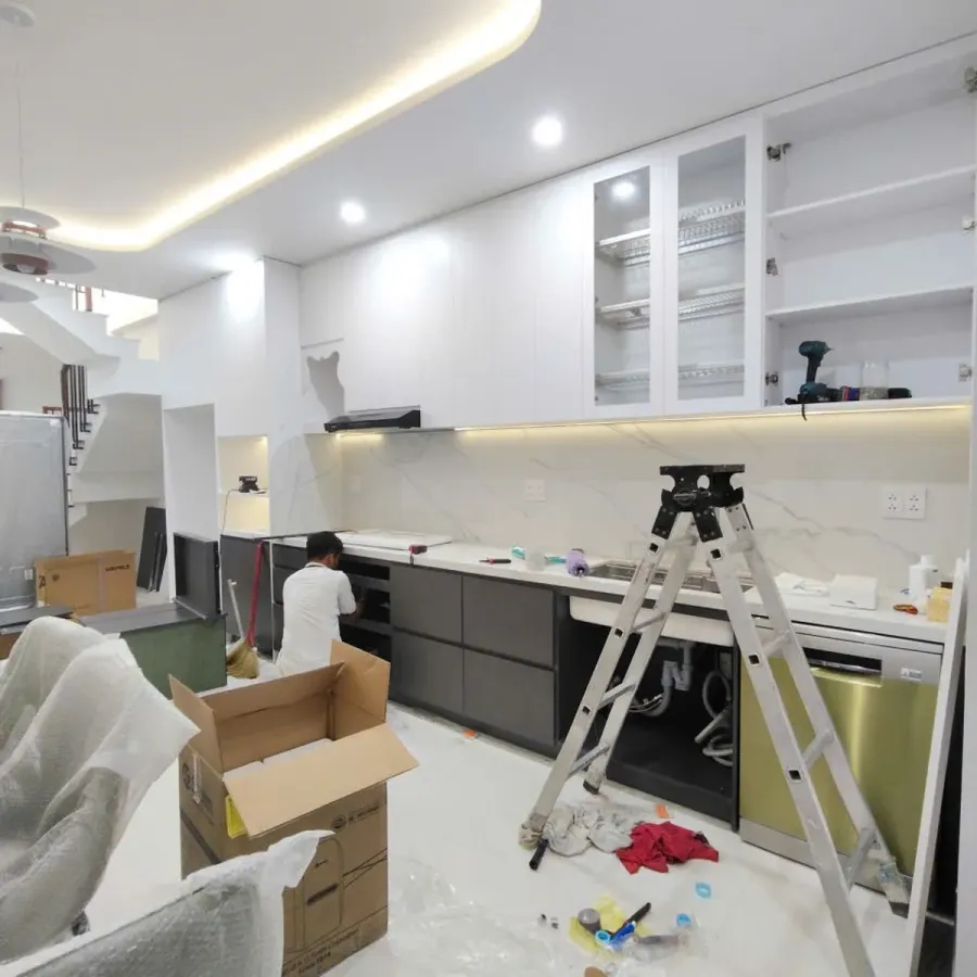 Quy trình thi công tủ bếp từ khảo sát đến nghiệm thu và bảo hành.