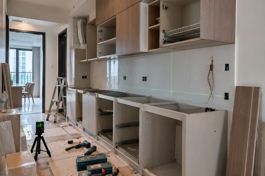 Các module tủ bếp được đưa vào căn hộ, lắp đặt và căn chỉnh theo kích thước thực tế của công trình.