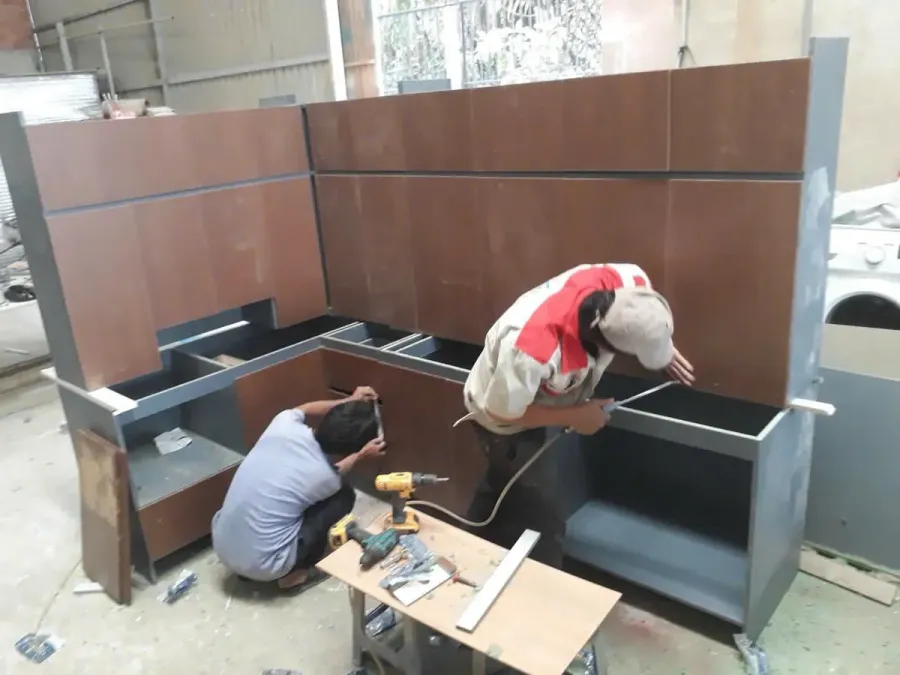 Quy trình thi công được thực hiện từ tiếp nhận yêu cầu, khảo sát và thiết kế đến sản xuất, lắp đặt và nghiệm thu.